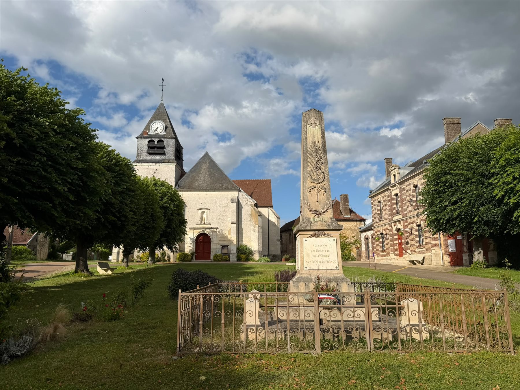 Place de la mairie — église, monument aux morts et mairie de Villemoiron-en-Othe